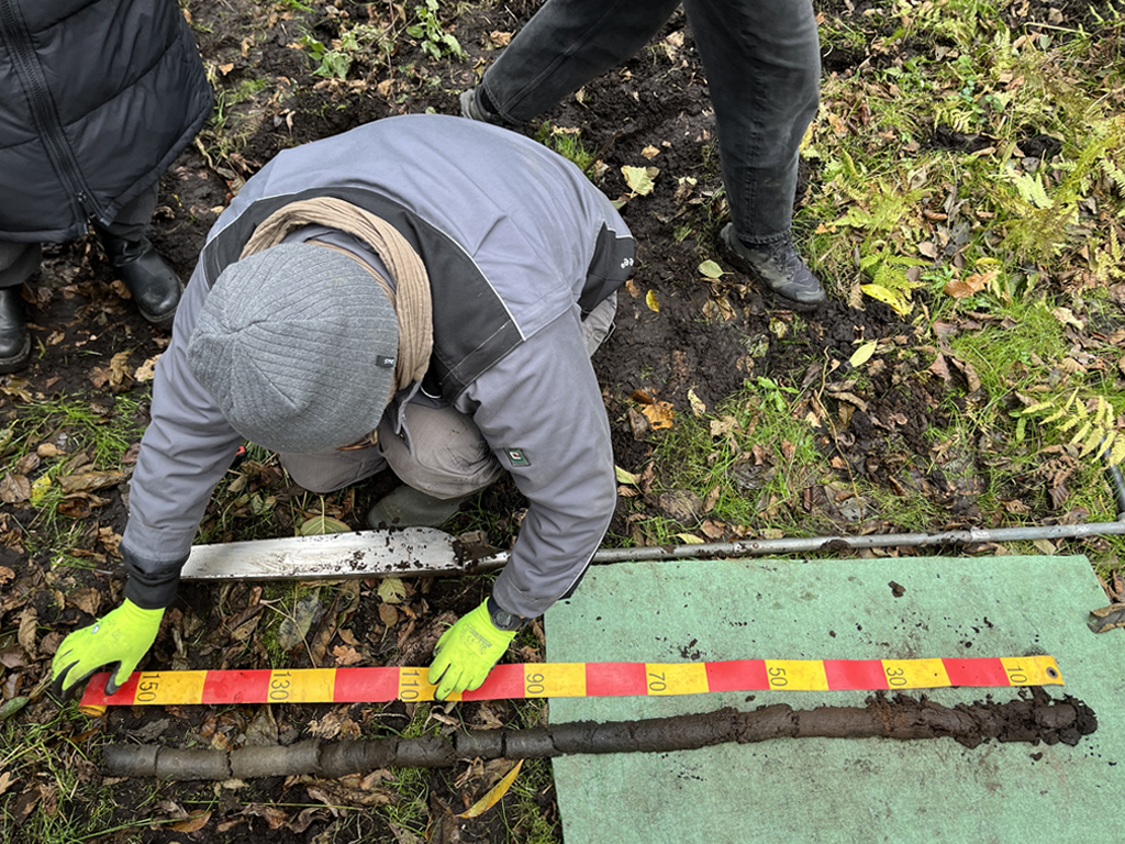 Laurentiu Constantin measuring a soil core sample in Bieselfließ
