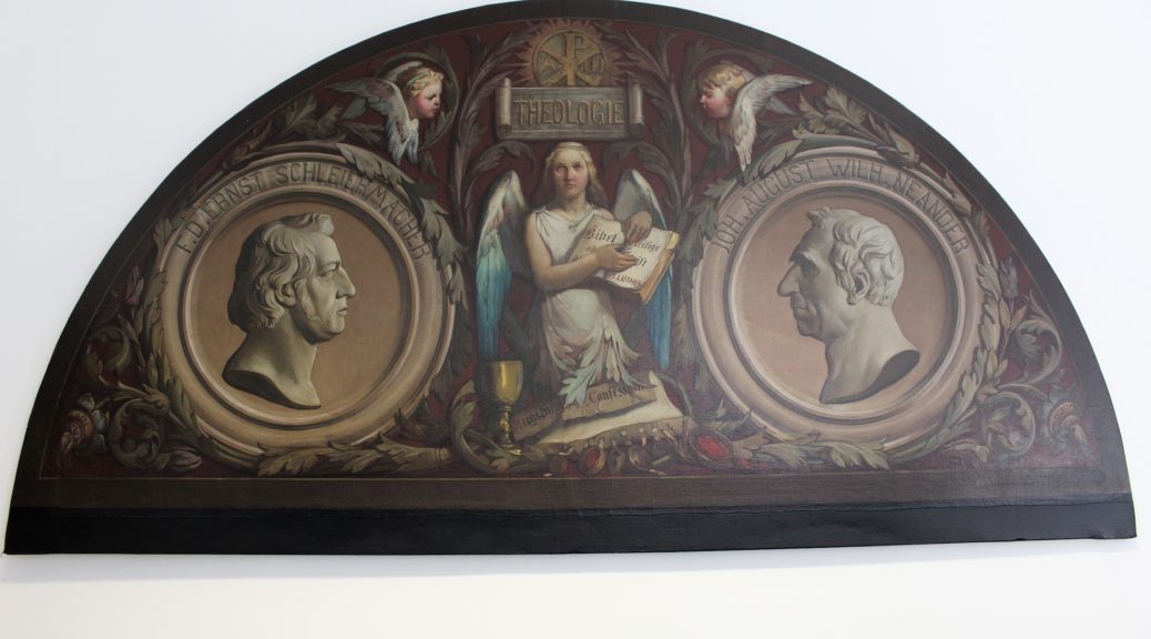 Foto einer halbkreisförmigen Malerei, die als Wandelement diente