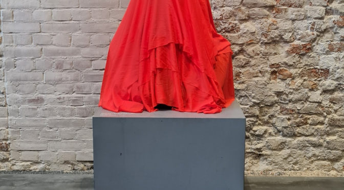 Photo of the exhibition space at Spandau Citadel, showing the bust of Karl Marx covered with a red clothFoto des Ausstellungsraums in der Zitadelle Spandau mit Blick auf die mit einem roten Tuch verhüllte Büste von Karl Marx
