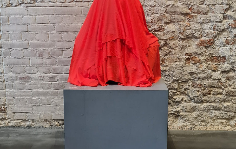 Photo of the exhibition space at Spandau Citadel, showing the bust of Karl Marx covered with a red clothFoto des Ausstellungsraums in der Zitadelle Spandau mit Blick auf die mit einem roten Tuch verhüllte Büste von Karl Marx