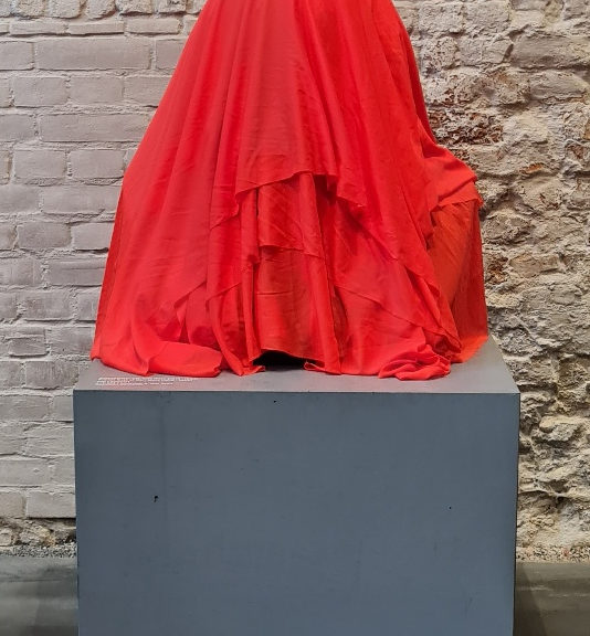 Foto des Ausstellungsraums in der Zitadelle Spandau mit Blick auf die mit einem roten Tuch verhüllte Büste von Karl Marx