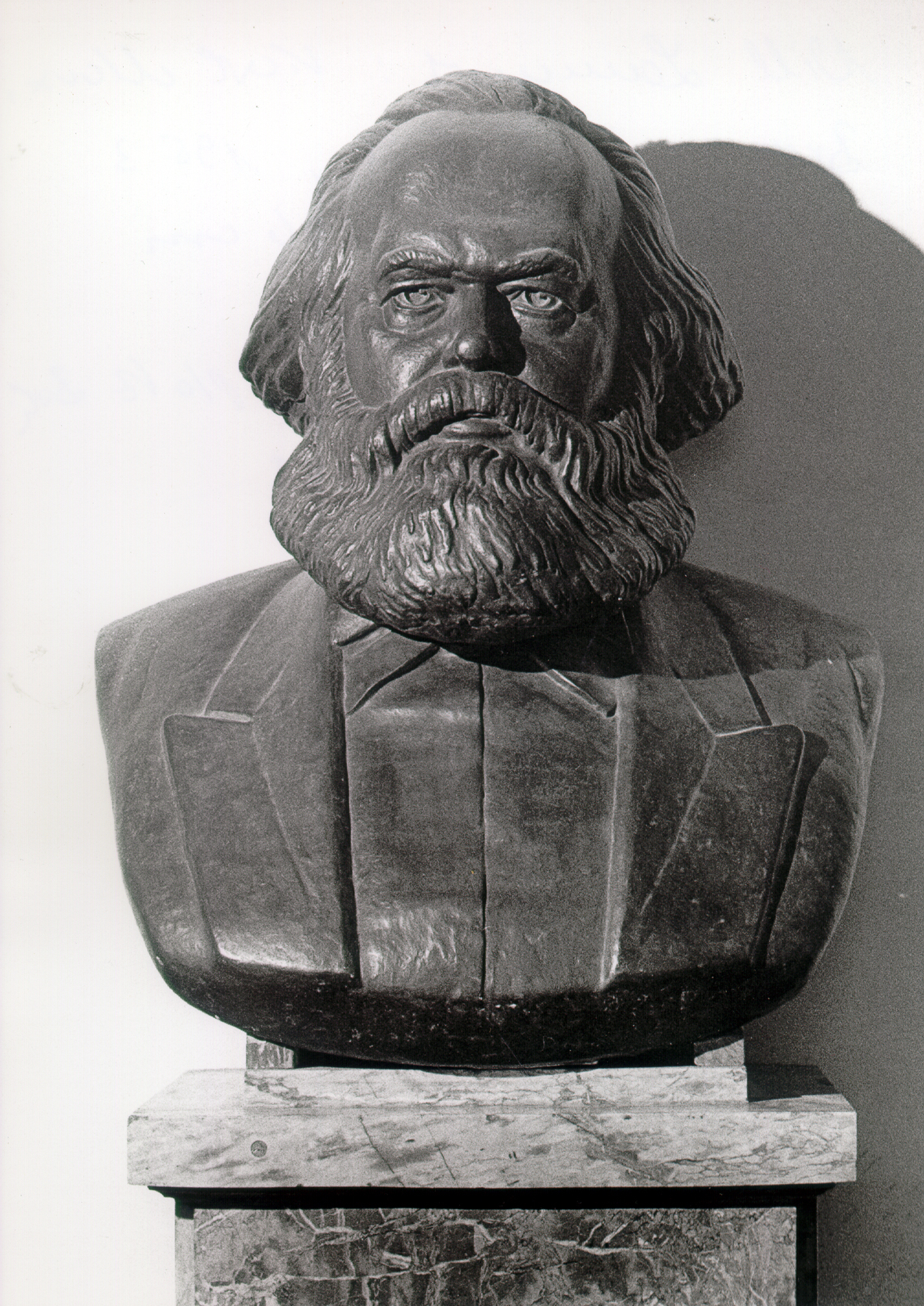 Photo of a bronze bust on a marble pedestal depicting the head of Karl Marxl, die den Kopf von Karl Marx nachbildet
